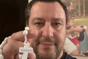 Salvini e il rosario di Medjugorje, la ‘ricetta’ leghista contro il Coronavirus