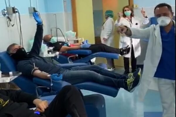 Coronavirus, il flash mob di donatori di sangue e infermieri al Cardarelli commuove tutti
