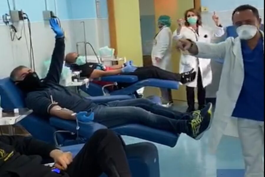 Coronavirus, il flash mob di donatori di sangue e infermieri al Cardarelli commuove tutti