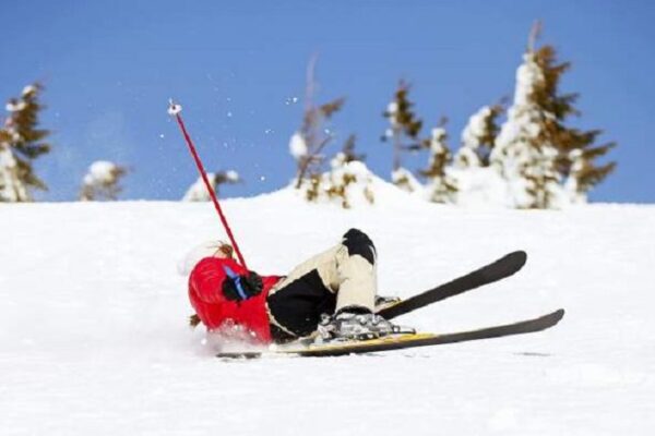 Scappa dalla quarantena per sciare, si frattura un femore e viene ‘scoperto’ dai medici