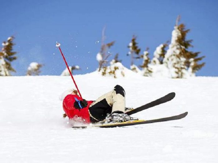 Scappa dalla quarantena per sciare, si frattura un femore e viene ‘scoperto’ dai medici