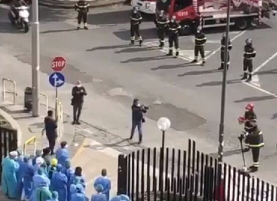 Coronavirus, l’omaggio delle forze dell’ordine agli angeli del Cardarelli