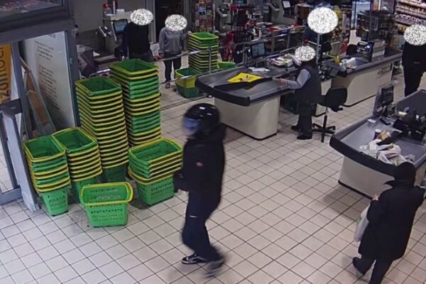 Inseguito da poliziotto dopo rapina, urla: “Sparami lota”