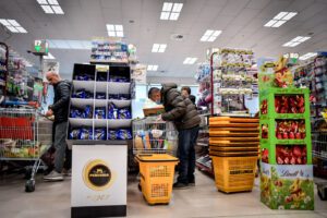 Litiga con la cassiera al supermercato e le tossisce in faccia: era positiva al Coronavirus
