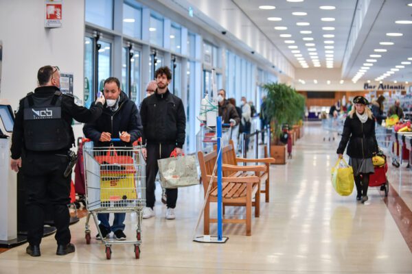 Buoni spesa, firmata l’ordinanza per i 400 milioni ai Comuni: come funziona e chi ne avrà diritto