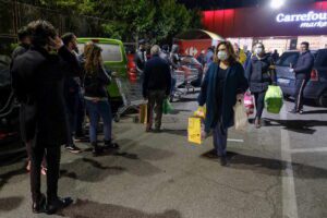 Italia zona protetta ed è già psicosi: assalto ai supermercati per l’inesistente “incubo chiusura”