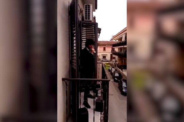 Taleequalesciò ai tempi del Coronavirus: Morgan, Bugo e Achille Lauro in concerto…dal balcone