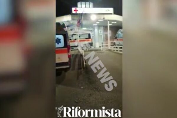 Ambulanze in coda al Cotugno, il video fake: “Il medico era quello sputato in faccia, aiutateci”