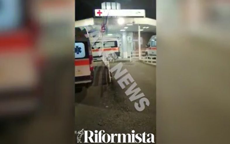 Ambulanze in coda al Cotugno, il video fake: “Il medico era quello sputato in faccia, aiutateci”
