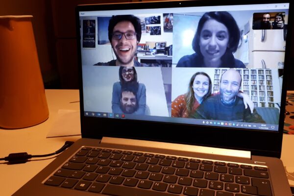 Io resto a casa: dalla corsa in balcone alla cena in videocall, tutti modi per ingannare la distanza ed essere felici