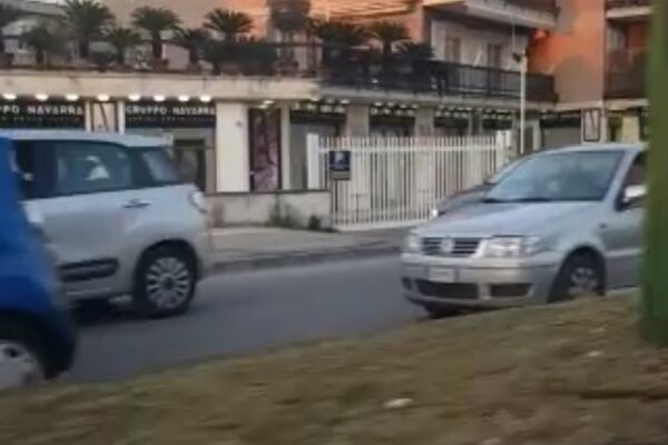 Coronavirus, altro che divieti: fila di auto e traffico in provincia di Napoli