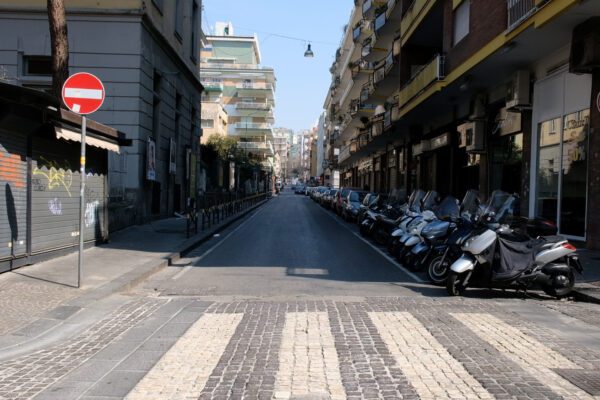 Viaggio nelle strade di Napoli in attesa del picco di contagi