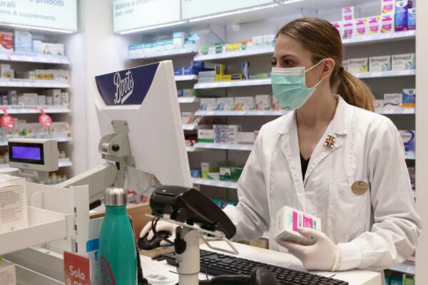 Federfarma: “Sanzioni per chi specula su gel e mascherine”