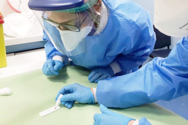 Nuovo ‘mini focolaio’ in Campania, contagio nato da una badante: 15 persone in quarantena