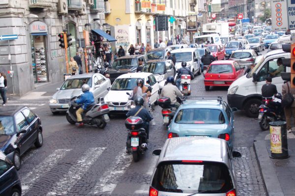 Cambiano i trasporti, Napoli nella morsa del traffico con 400mila auto in più per strada
