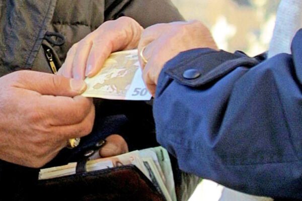 Le mani della camorra su bar e ristoranti, clan nelle società in cambio di denaro contante Le mani della camorra su bar e ristoranti, clan nelle società in cambio di denaro contante