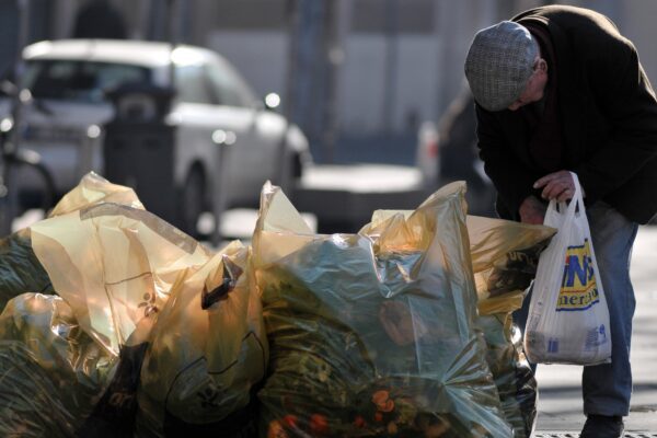 Comune e governo fanno flop, ci pensa il volontariato