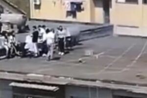 Grigliata sui tetti, fuochi d’artificio per sfidare elicottero della polizia Grigliata sui tetti, fuochi d’artificio per sfidare elicottero della polizia