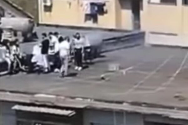 Grigliata sui tetti, fuochi d’artificio per sfidare elicottero della polizia