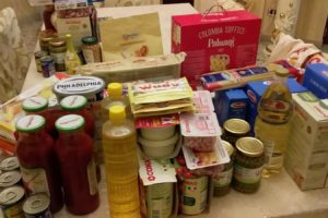 Coronavirus, l’associazione Annalisa Durante dona pacchi spesa a Forcella