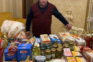 Coronavirus, l’associazione Annalisa Durante dona pacchi spesa a Forcella