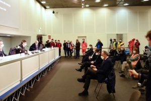 Il Coronavirus non ferma propaganda leghista: conferenza stampa affollata per Fontana e co.