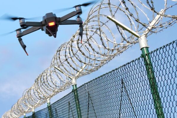 Napoli, drone con sei cellulari spedito nel carcere di Secondigliano