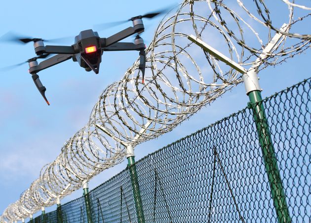 Napoli, drone con sei cellulari spedito nel carcere di Secondigliano