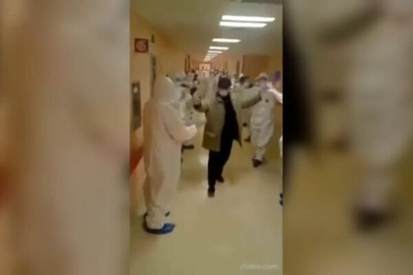 La ola di medici e infermieri per il paziente guarito dal Coronavirus