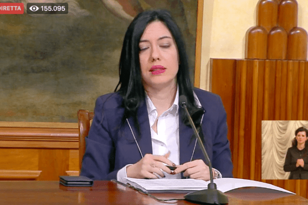 Decreto scuola, Azzolina tra 6 politico e precari: “Non ci siete, scusate”