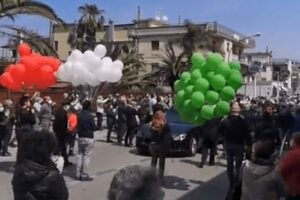 Folla e palloncini per l’ultimo saluto al sindaco Sommese: “Funerale senza controlli”