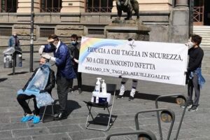 La protesta dei parrucchieri: “Fateci riaprire!” E la piazza diventa un salone
