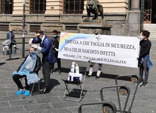 La protesta dei parrucchieri: “Fateci riaprire!” E la piazza diventa un salone