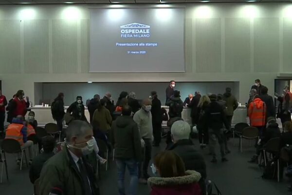 Il Coronavirus non ferma propaganda leghista: conferenza stampa affollata per Fontana e co.