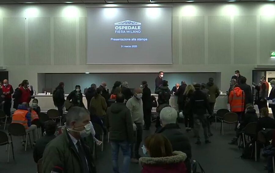 Il Coronavirus non ferma propaganda leghista: conferenza stampa affollata per Fontana e co.