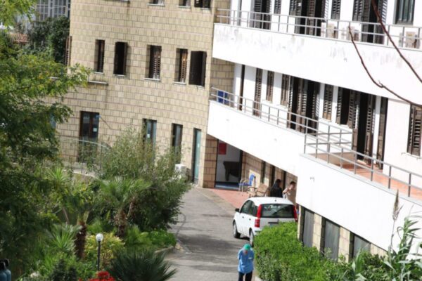 Residenza anziani e ospedale focolai a Napoli: 40 contagiati e oltre 600 tamponi eseguiti