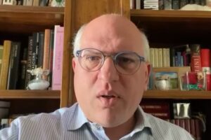 Ascierto frena l’entusiasmo: “Il virus c’è ancora, vedo troppa gente in giro”