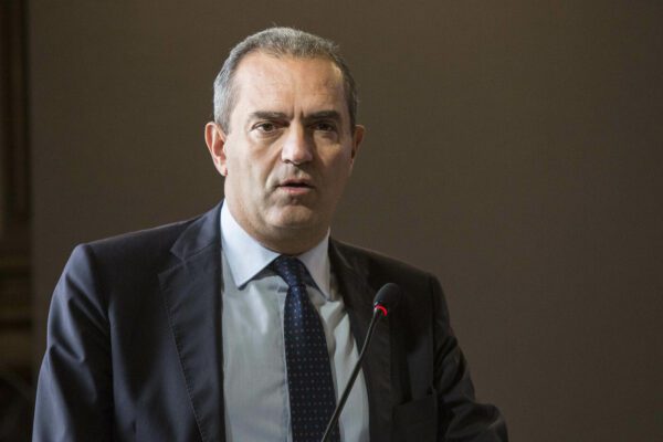 Le ricette anticrisi di de Magistris sono solo una fuga dalla cruda realtà