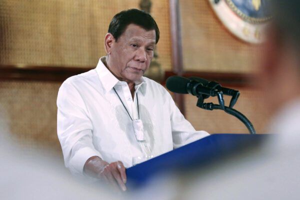 Il presidente Rodrigo Duterte a una conferenza stampa lo scorso 11 marzo (Albert Alcain/Malacanang Presidential Photographers Division via AP)
