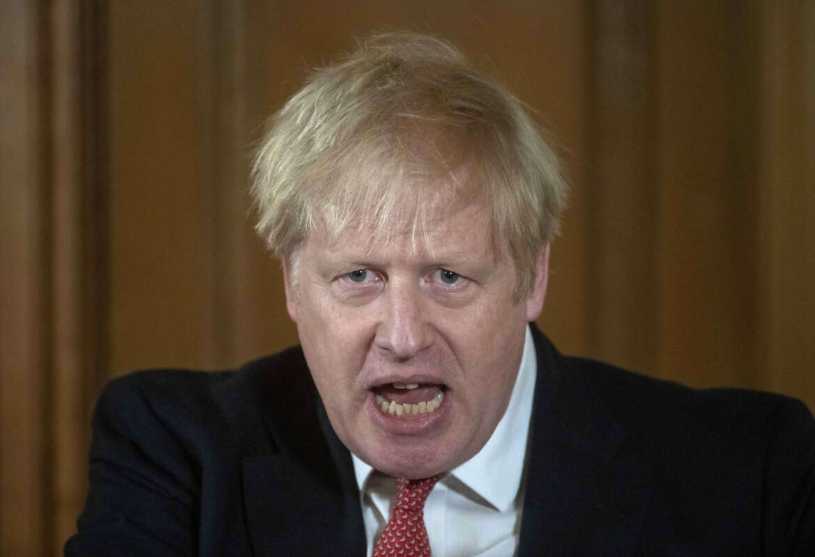 Boris Johnson rassicura gli inglesi: “Sto bene, sto lavorando per combattere il coronavirus”