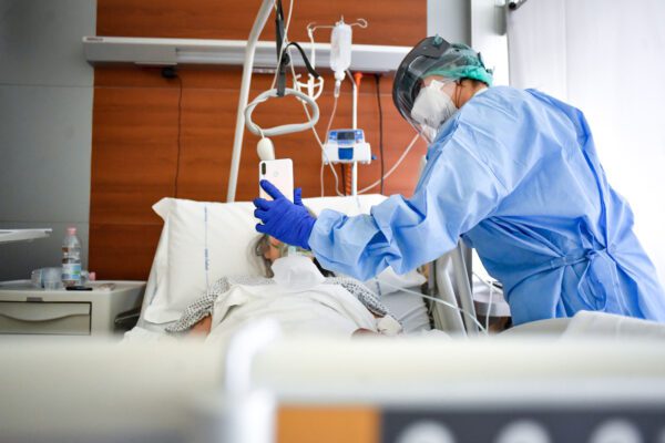 Papà muore da solo in ospedale per Covid, il medico scrive alla figlia: “L’ho abbracciato al posto tuo”