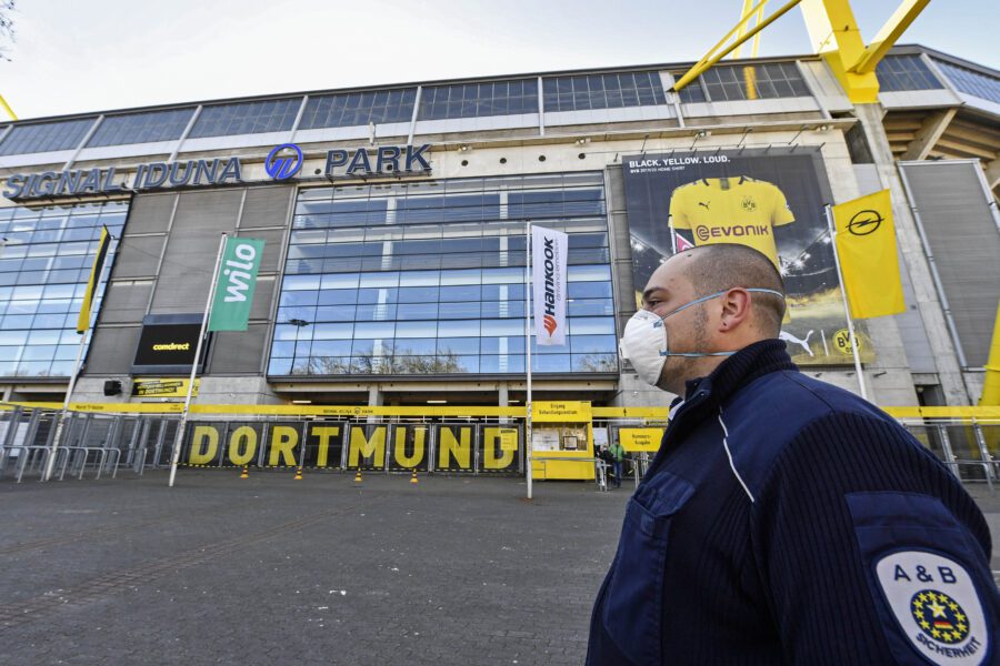 Agente di sicurezza davanti allo stadio Iduna Park di Dortmund in corso di conversione (AP Photo/Martin Meissner)