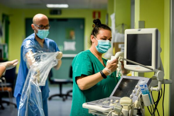 Lettera di una giovane dottoressa del Sud in prima linea a Bergamo: “Non siamo eroi, è il sistema che fa acqua da tutte le parti”