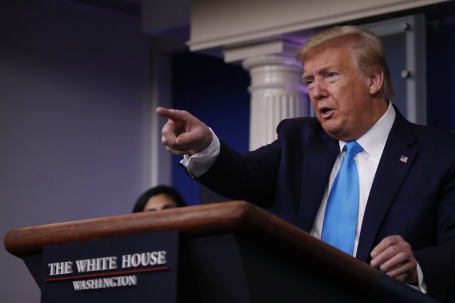 Lo sciagurato Trump sbaglia tutto ma sale nei consensi