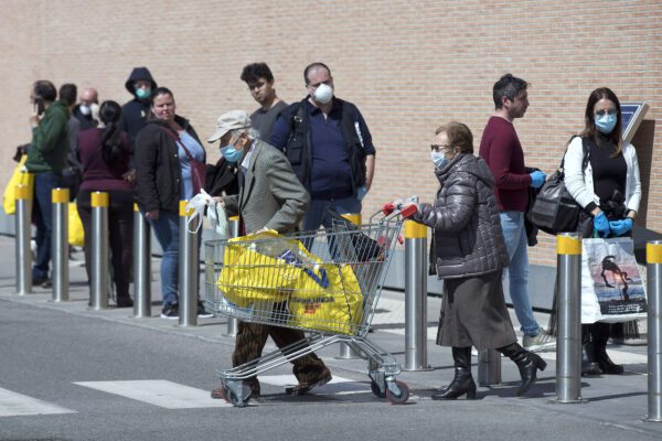 Foto Roberto Monaldo / LaPresse
10-04-2020 Roma, Italia
Cronaca
Emergenza coronavirus – Fila ai supermercati prima delle festività pasquali
Nella foto Fila prima dell’ingresso al supermercato 

Photo Roberto Monaldo / LaPresse
April 10th, 2020 Rome, ItalyNews
Coronavirus outbreak – Long queues at supermarkets ahead of easter
In the pic: people wait to be given access to shop in a supermarket