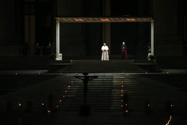 Foto Cecilia Fabiano/ LaPresse 
10 aprile 2020 Roma (Italia)
Cronaca 
Emergenza Covid 19 ,Piazza San Pietro deserta prima della Via Crucis durante il Venerdì Santo per la prima volta senza pubblico 
Nella Foto :  Papa Francesco in piazza accensione delle fiaccole 
Photo Cecilia Fabiano/LaPresse
April 10 , 2020 Rome (Italy) 
News
Covid 19 Emergency , a deserted St. Peter’s Square before the Pope Francis will lead the Via Crucis procession during the first Good Friday celebrations with no public participation 
In the pic : Pope Francis in the place