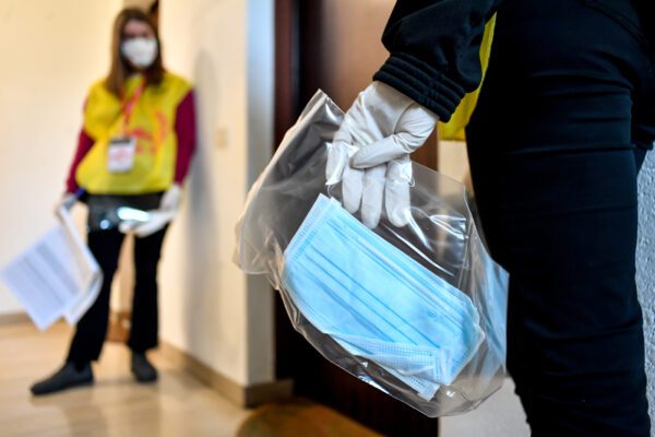 “La mascherina provoca il cancro, è un lento suicidio”, la pericolosa bufala diventata virale sul web