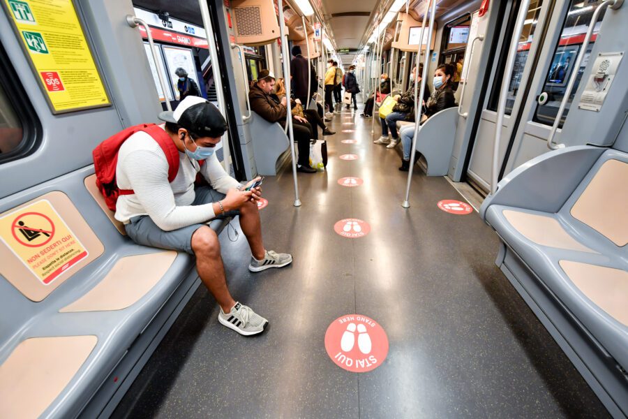 Adesivi e segnaposto: la nuova segnaletica per mantenere le distanze in bus e in metro
