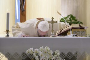 Coronavirus, Papa Francesco non dimentica: “Preghiamo per i defunti delle fosse comuni”