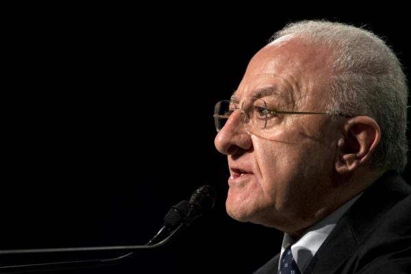 Polemiche per la gaffe del Viminale, De Luca mantiene il pugno duro